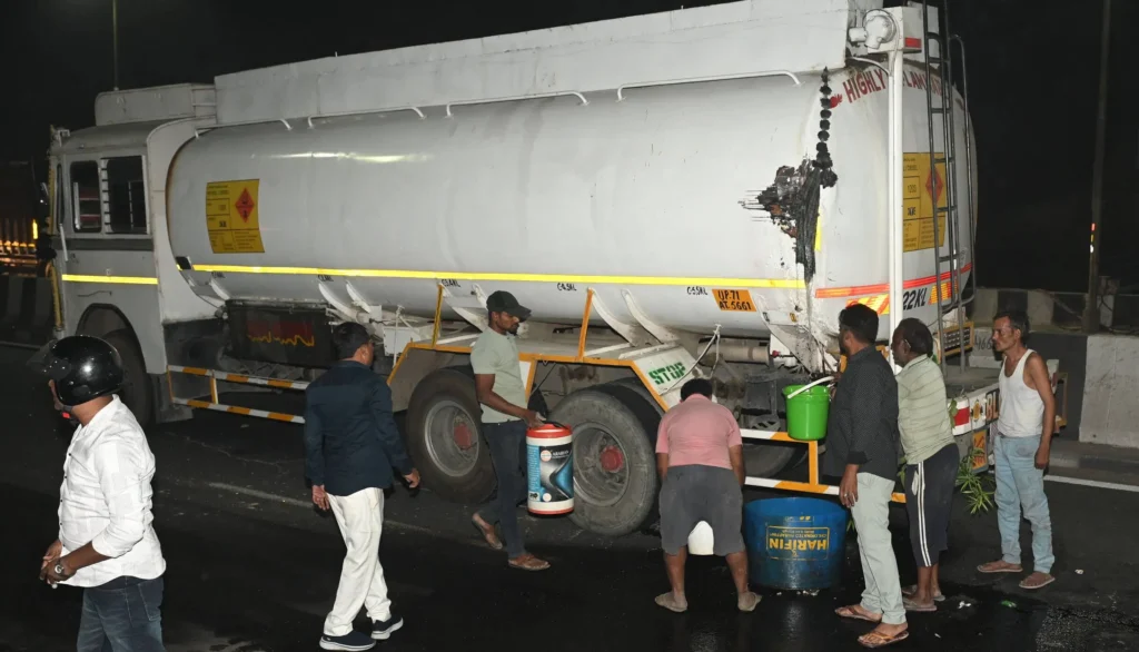 UP News: कानपुर में टैंकर से पेट्रोल लीक, लोग बाल्टियां लेकर दौड़े