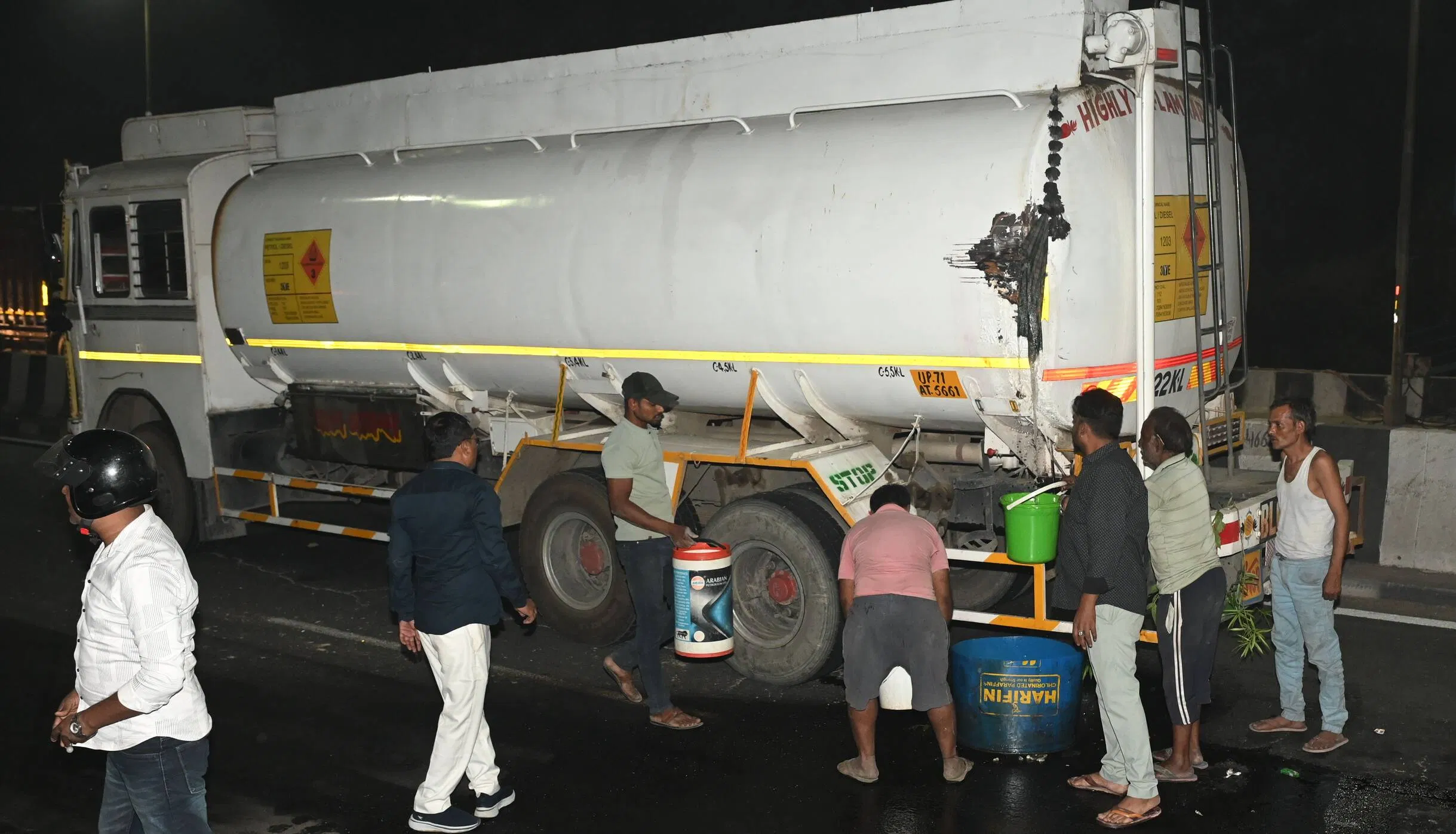 UP News: कानपुर में टैंकर से पेट्रोल लीक, लोग बाल्टियां लेकर दौड़े