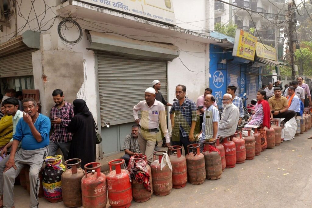 Lucknow Gas Crisis: एजेंसियों पर लगी लंबी कतारें, 24 FIR, 6 गिरफ्तार