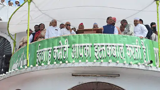 लखनऊ में अखिलेश समर्थकों के नारे, संभल में काली पट्टी बांधकर नमाज