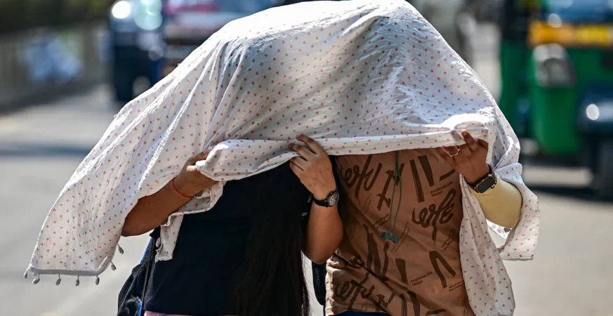 तपती धरती, जलता आसमान: 17 शहरों में पारा 44°C के पार, गर्मी से 'लाल' हुआ देश का नक्शा 14 up