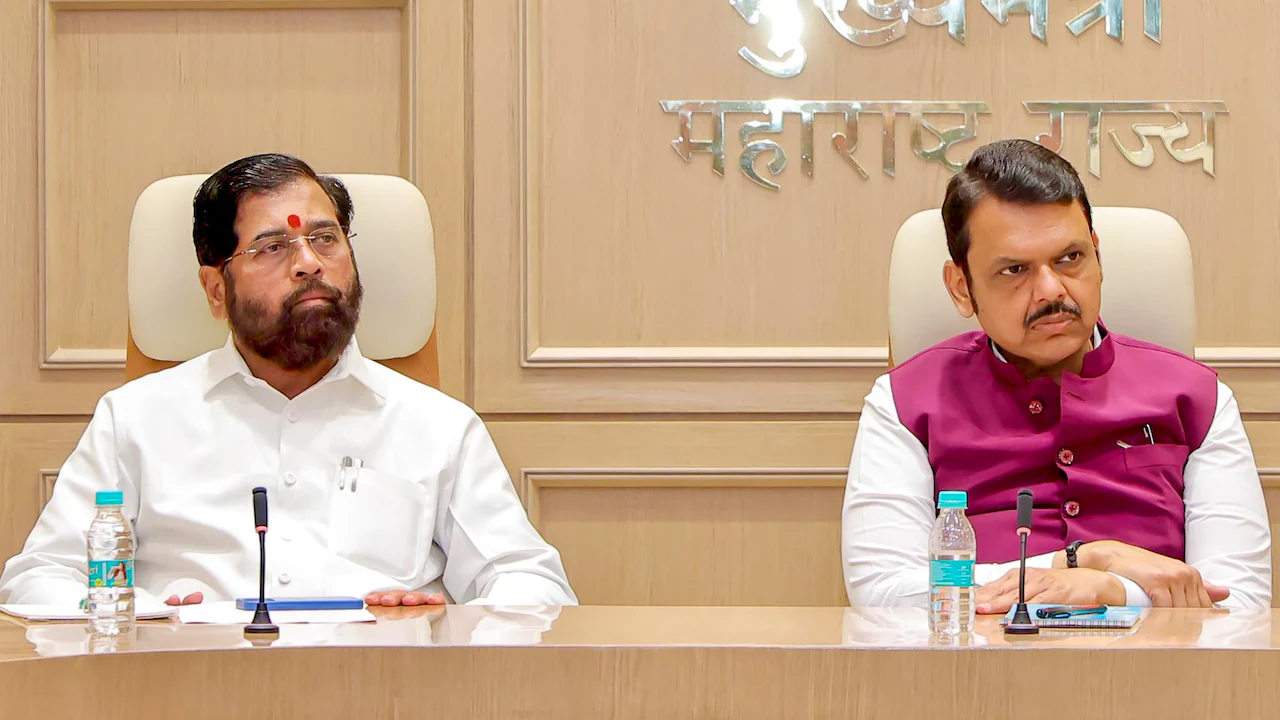 महाराष्ट्र के नेताओं एकनाथ शिंदे और देवेंद्र फडणवीस की तस्वीर
