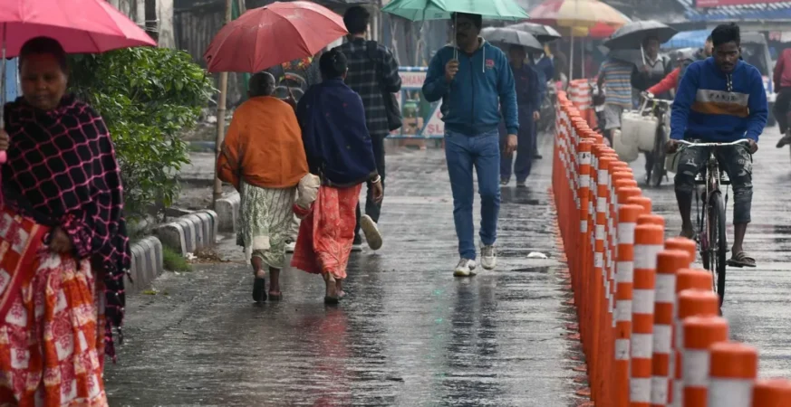 यूपी में बारिश और तेज हवाओं का अलर्ट, 65 से ज्यादा जिलों में बदलेगा मौसम; किसानों और आम लोगों के लिए चेतावनी जारी 5 उत्तर प्रदेश में बारिश और तेज आंधी के दौरान सड़क पर चलते लोग