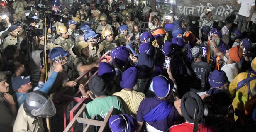 कुल्हाल चेक पोस्ट पर पुलिस बैरिकेड और हेमकुंड साहिब की ओर बढ़ते निहंग सिखों की सांकेतिक तस्वीर