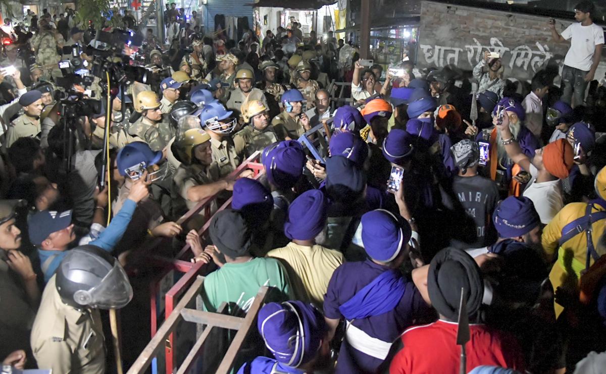 कुल्हाल चेक पोस्ट पर पुलिस बैरिकेड और हेमकुंड साहिब की ओर बढ़ते निहंग सिखों की सांकेतिक तस्वीर