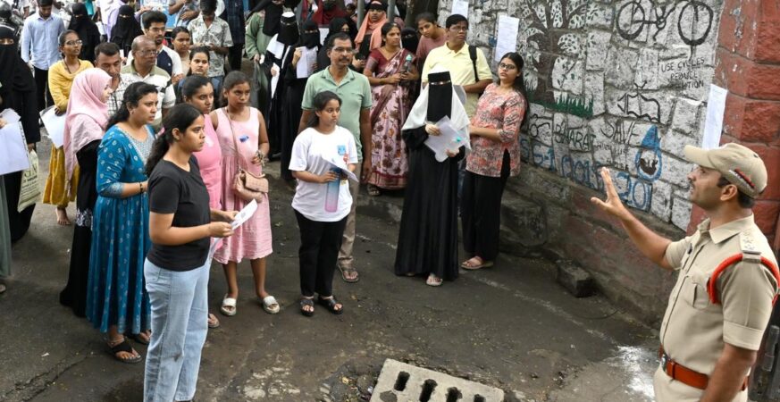 NEET री-एग्जाम में 22 लाख से ज्यादा अभ्यर्थी शामिल, पेपर लीक विवाद के बाद देशभर में हाई सिक्योरिटी 5 NEET परीक्षा केंद्र के बाहर सुरक्षा जांच के लिए खड़े छात्र