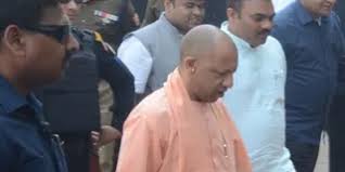 आगरा में समीक्षा बैठक के दौरान मुख्यमंत्री योगी आदित्यनाथ की सांकेतिक तस्वीर