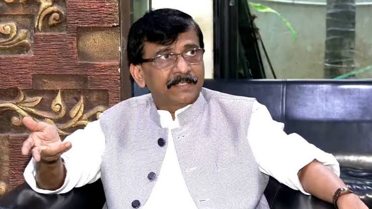 शिवसेना UBT नेता संजय राउत प्रेस कॉन्फ्रेंस के दौरान
