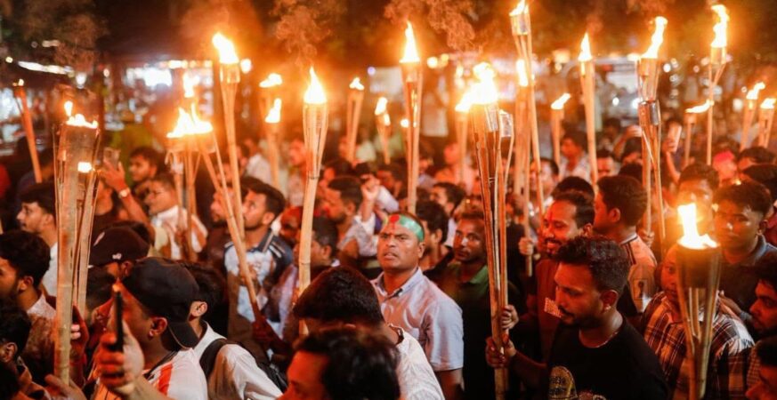 ढाका में हिंदुओं का विशाल प्रदर्शन, ‘जय श्रीराम’ के नारों से गूंजा शाहबाग; कार्रवाई की मांग तेज 5 ढाका के शाहबाग क्षेत्र में विरोध प्रदर्शन करते हिंदू समुदाय के लोग