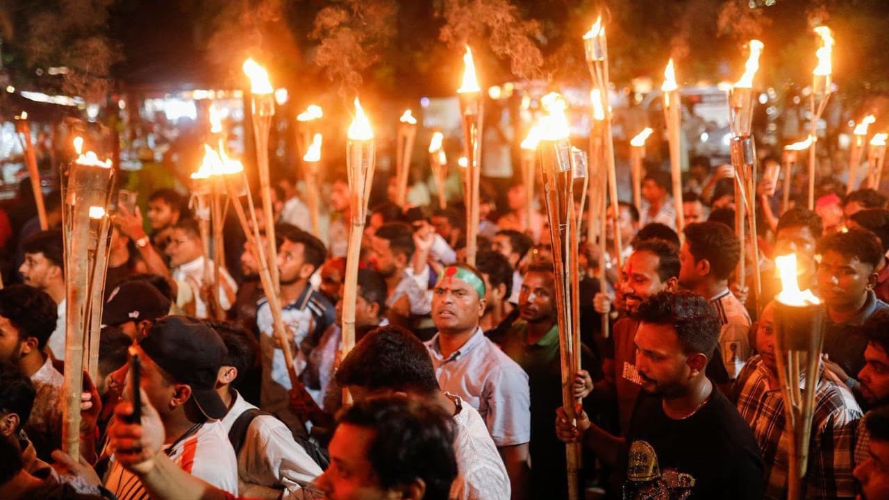 ढाका के शाहबाग क्षेत्र में विरोध प्रदर्शन करते हिंदू समुदाय के लोग