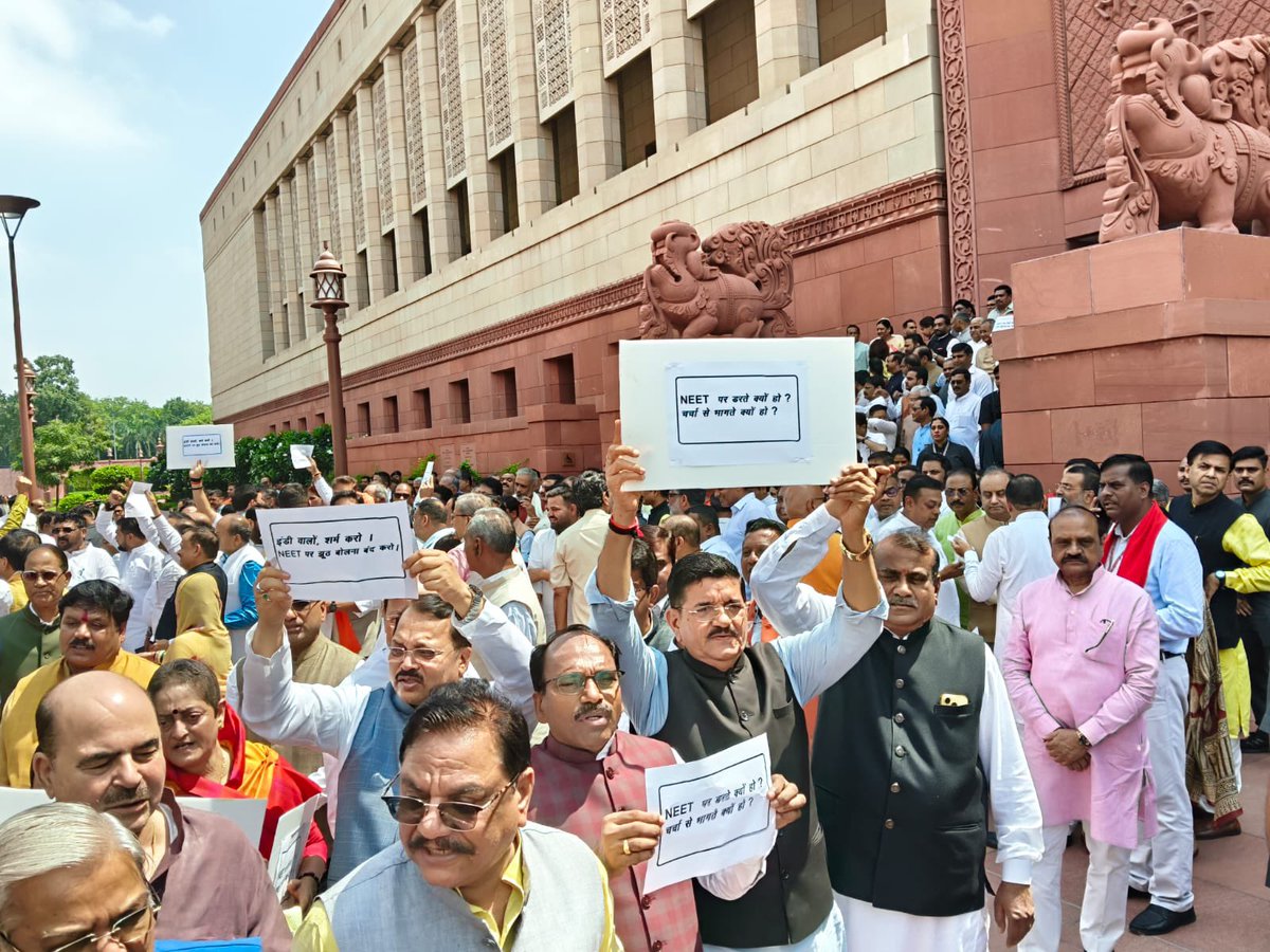 संसद परिसर में NDA और विपक्ष का विरोध प्रदर्शन