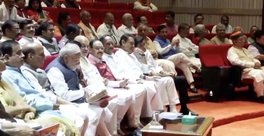 परीक्षा प्रणाली को पूरी तरह सुरक्षित बनाने पर जोर, प्रधानमंत्री मोदी बोले- युवाओं का भविष्य सर्वोच्च प्राथमिकता 5 NDA बैठक में परीक्षा प्रणाली पर बोलते प्रधानमंत्री नरेंद्र मोदी