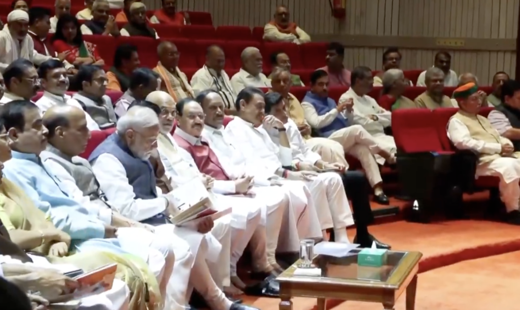 परीक्षा प्रणाली को पूरी तरह सुरक्षित बनाने पर जोर, प्रधानमंत्री मोदी बोले- युवाओं का भविष्य सर्वोच्च प्राथमिकता 5 NDA बैठक में परीक्षा प्रणाली पर बोलते प्रधानमंत्री नरेंद्र मोदी