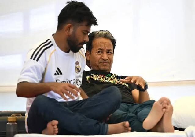 सोनम वांगचुक को अस्पताल ले जाने के बाद अभिजीत दीपके ने संभाला आंदोलन, शुरू की अनिश्चितकालीन भूख हड़ताल 5 Abhijeet Dipke begins indefinite hunger strike after Sonam Wangchuk is hospitalised