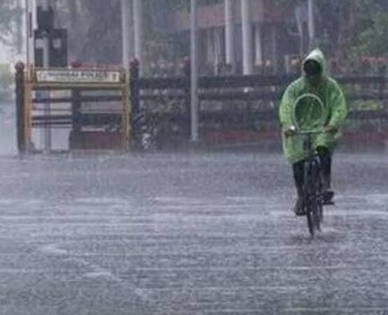 यूपी के 30 से अधिक जिलों में भारी बारिश का अलर्ट, आगरा में नाले में गिरी दुकान; महिला सिपाही समेत पांच लोगों को सुरक्षित निकाला 5 Heavy Rain Alert Across Uttar Pradesh as Shop Collapses Into Drain in Agra