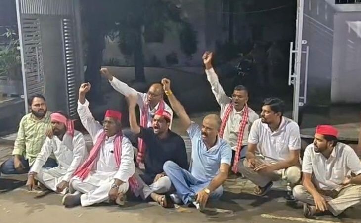 दिल्ली में अखिलेश यादव की हिरासत के बाद यूपी में सपा का उग्र विरोध, मैनपुरी समेत कई शहरों में प्रदर्शन 5 मैनपुरी में अखिलेश यादव की हिरासत के विरोध में सपा कार्यकर्ताओं का प्रदर्शन