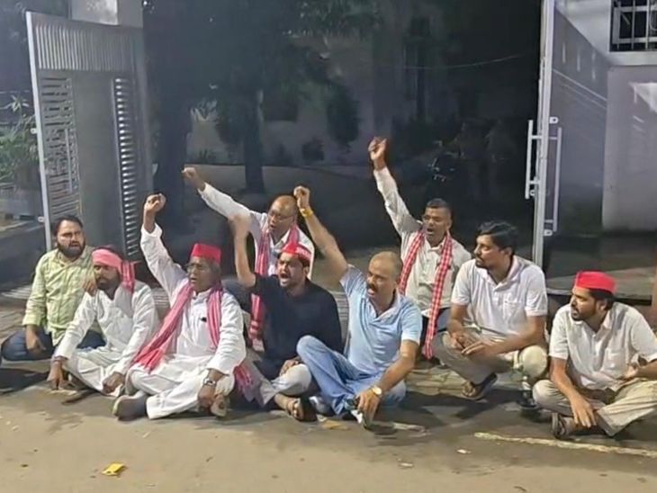 मैनपुरी में अखिलेश यादव की हिरासत के विरोध में सपा कार्यकर्ताओं का प्रदर्शन