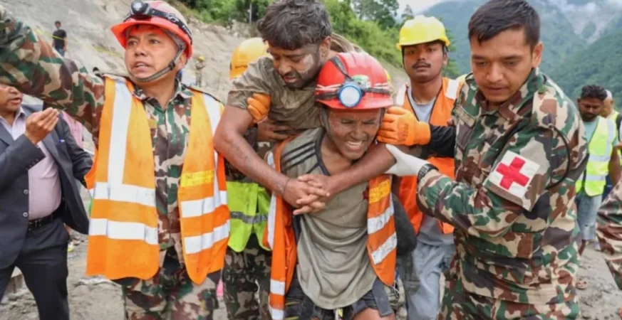 9 दिन बाद चमत्कार! नेपाल की सुरंग से 2 मजदूर जिंदा निकले, रेस्क्यू टीम ने सुनी थीं आवाजें 5 ैworker