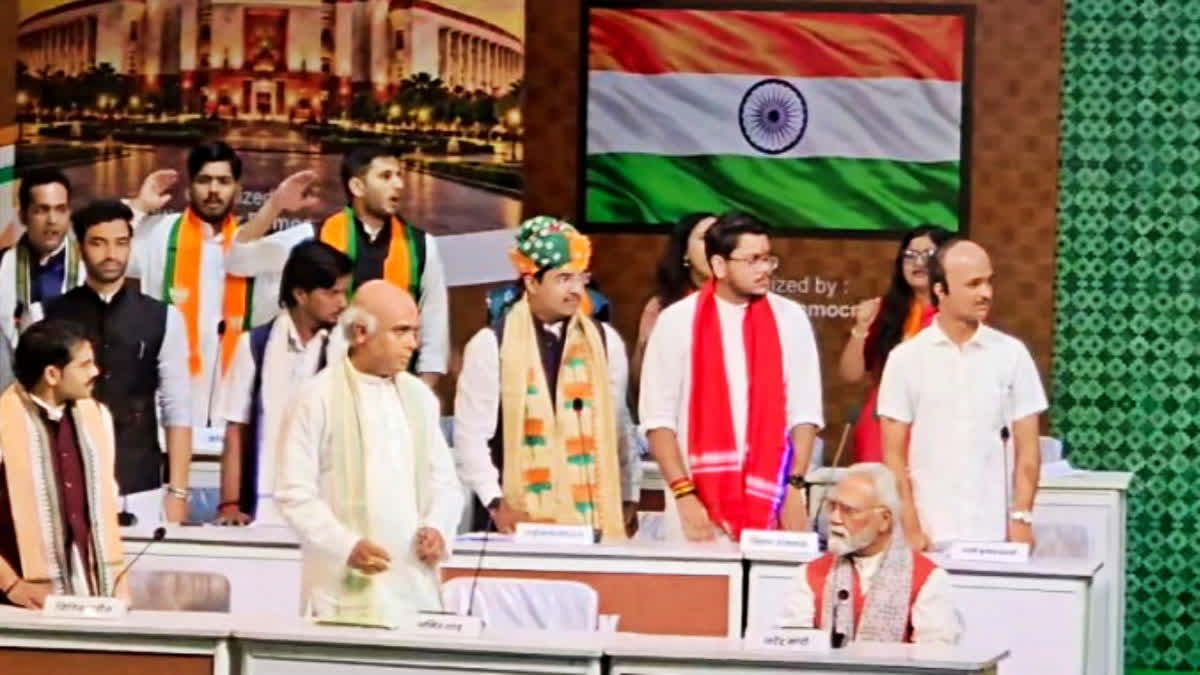 विपक्ष के 'जन महाभियोग' पर BJP का बड़ा पलटवार, मॉक पार्लियामेंट से देशव्यापी पदयात्रा तक तैयार किया मेगा प्लान 5 दिल्ली में भाजपा के जवाबी अभियान के तहत लोकतंत्र बनाम अराजकता मॉक पार्लियामेंट कार्यक्रम का दृश्य