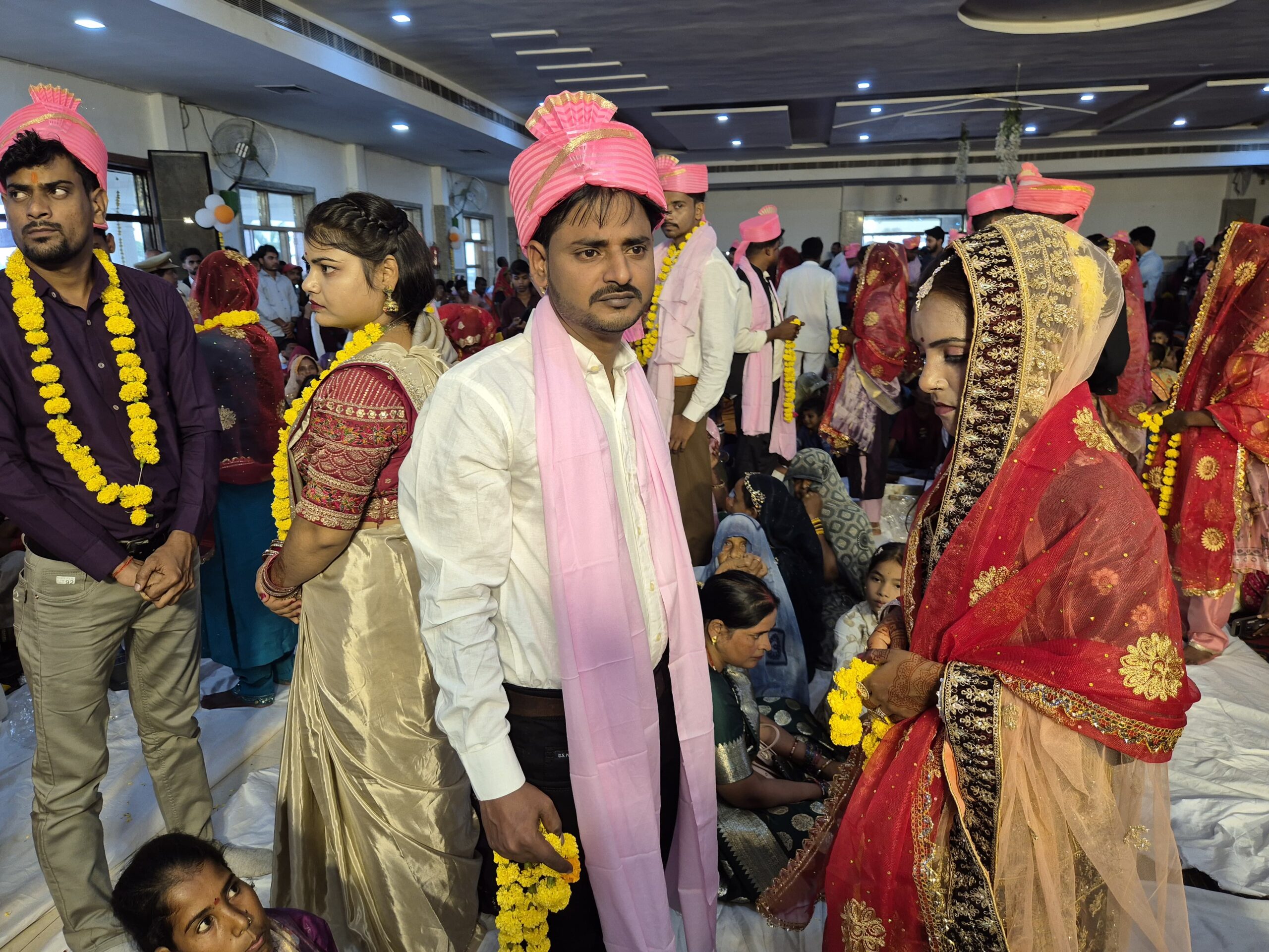 उरई में 76 जोड़ों का सामूहिक विवाह