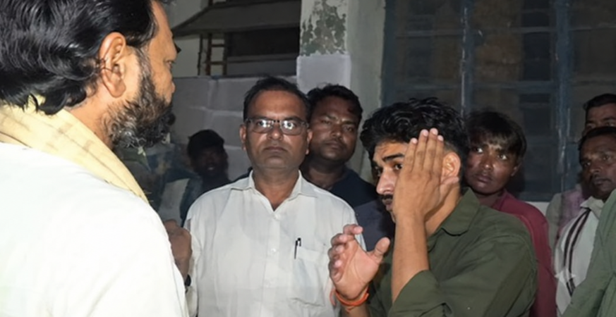 महोबा में BJP विधायक ने युवक को जड़े थप्पड़, अखिलेश यादव से मिलने का लगाया आरोप; लहंगा-चुनरी पहनाने की कही बात 5 महोबा में चने के बीज की खेप को लेकर भाजपा विधायक बृजभूषण राजपूत और कृषि बीज भंडार प्रभारी के बीच विवाद।