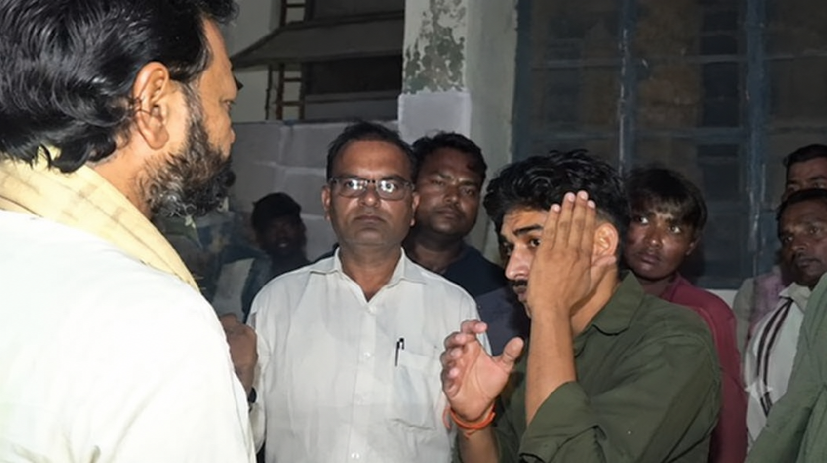महोबा में चने के बीज की खेप को लेकर भाजपा विधायक बृजभूषण राजपूत और कृषि बीज भंडार प्रभारी के बीच विवाद।