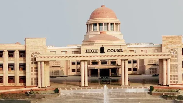 स्कूलों के आसपास यातायात व्यवस्था सुधारने और बच्चों की सुरक्षा सुनिश्चित करने के मामले में इलाहाबाद हाई कोर्ट की लखनऊ खंडपीठ ने CBSE को प्रभावी उपाय बताने के निर्देश दिए हैं। मामले की अगली सुनवाई 4 नवंबर को होगी।