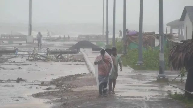 चक्रवात अर्णब का आंध्र प्रदेश में असर, आंध्र प्रदेश में तूफानी हवाएं, ओडिशा पुरी समुद्र तट पर ऊंची लहरें, चक्रवात राहत बचाव अभियान,