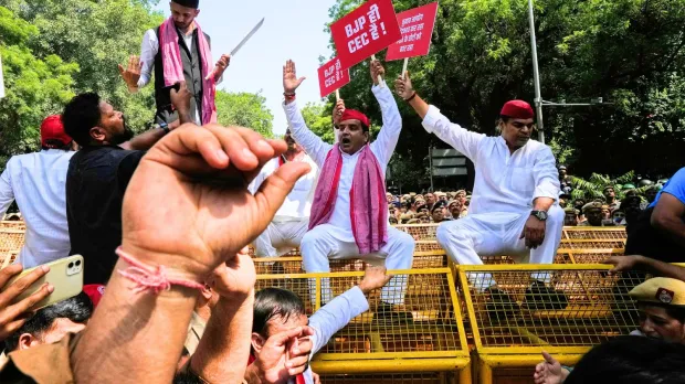 CEC विवाद पर दिल्ली में INDIA ब्लॉक का प्रदर्शन, कई विपक्षी सांसद हिरासत में