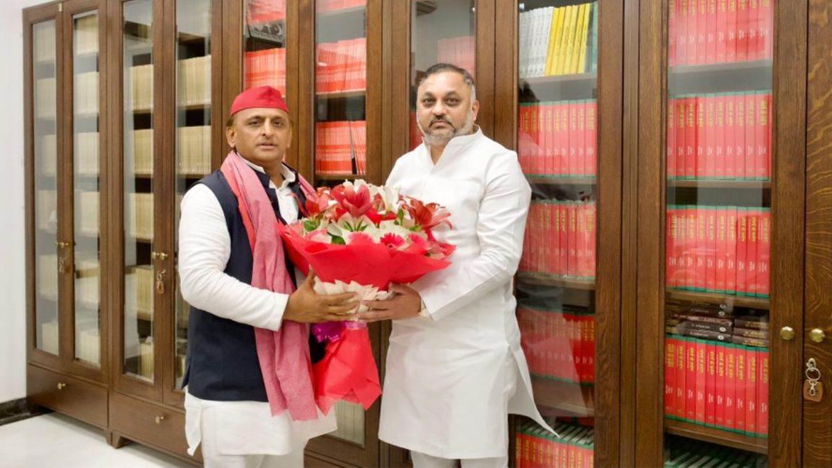 सिनोद शाक्य सपा में शामिल, अखिलेश यादव के साथ पूर्व विधायक सिनोद शाक्य, भाजपा प्रदेश कार्यसमिति सूची विवाद,