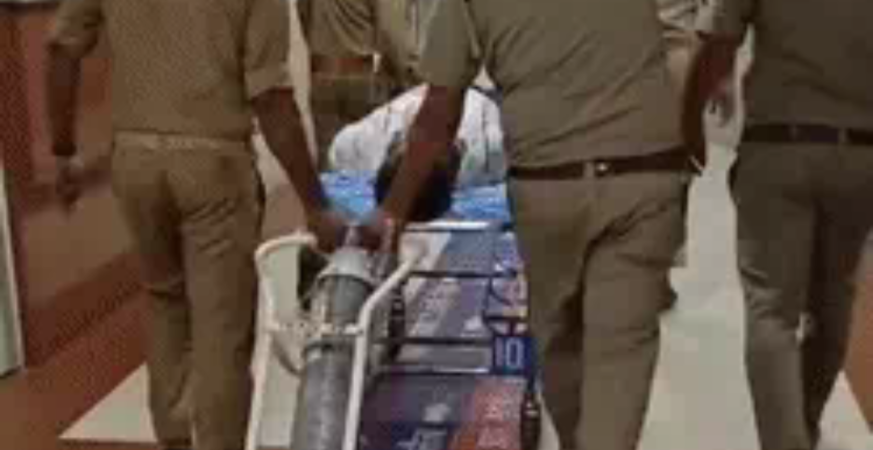 तस्करों ने पुलिस टीम पर की फायरिंग, ATS से प्रशिक्षित सिपाही अमित शुक्ला को लगी तीन गोलियां 5 वाराणसी में पुलिस मुठभेड़ के दौरान घायल ATS प्रशिक्षित कांस्टेबल अमित शुक्ला और बदमाश राज विश्वकर्मा, दोनों BHU ट्रॉमा सेंटर में भर्ती।