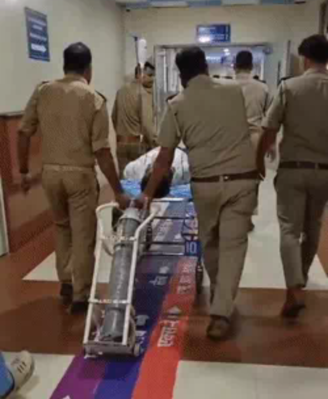 तस्करों ने पुलिस टीम पर की फायरिंग, ATS से प्रशिक्षित सिपाही अमित शुक्ला को लगी तीन गोलियां 5 वाराणसी में पुलिस मुठभेड़ के दौरान घायल ATS प्रशिक्षित कांस्टेबल अमित शुक्ला और बदमाश राज विश्वकर्मा, दोनों BHU ट्रॉमा सेंटर में भर्ती।