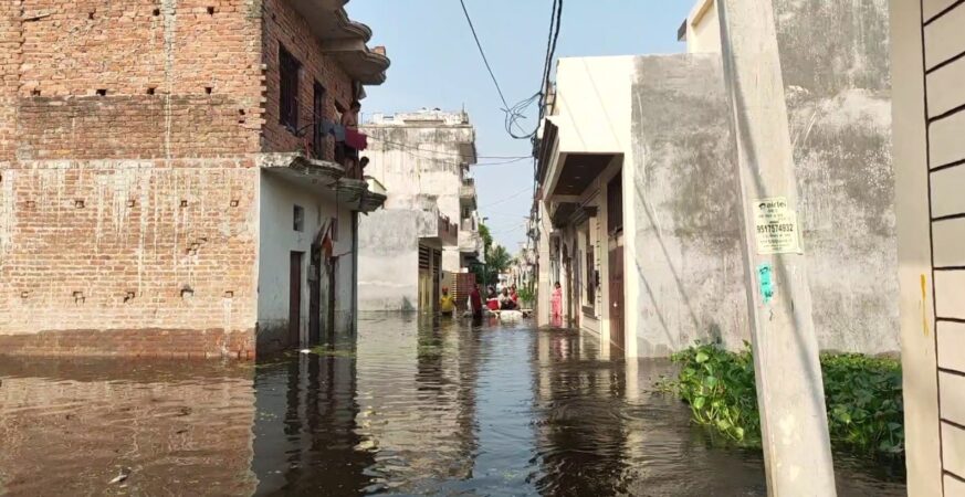 लखनऊ में गोमती का कहर, शहर के कई हिस्सों में बाढ़; 40 हजार घर प्रभावित, राहत-बचाव जारी 5 WhatsApp Image 2026 10 07 at 5.39.14 PM