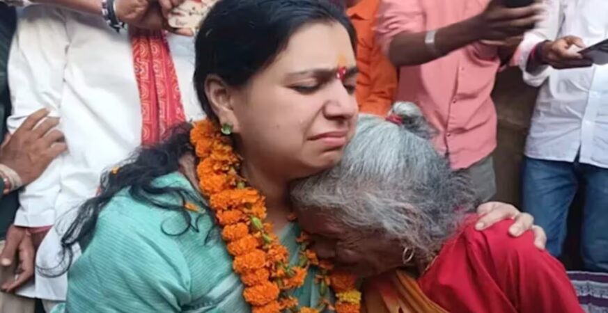‘बेटी, बहुत दिन से इंतजार था तुम्हारा’, दुईजी देवी से मिलकर भावुक हुईं पूर्व IAS दिव्या मित्तल 5 दिव्या मित्तल मिर्जापुर, पूर्व आईएएस दिव्या मित्तल, दिव्या मित्तल वीडियो, दुईजी देवी दिव्या मित्तल मुलाकात, लहुरियादह गांव समाचार, मिर्जापुर ताजा खबर, जननीति भारत पार्टी, दिव्या मित्तल राजनीति, दिव्या मित्तल 2027 चुनाव, मिर्जापुर सदर विधानसभा, हलिया ब्लॉक समाचार, गड़बड़ा धाम, मां शीतला देवी मंदिर, लहुरियादह स्कूल निर्माण, मिर्जापुर शिक्षा समाचार, उत्तर प्रदेश राजनीति, Divya Mittal Mirzapur, former IAS Divya Mittal, Divya Mittal Dueji Devi meeting, Divya Mittal viral video, Janneeti Bharat party, Mirzapur news today, Lahuriyadah village, Mirzapur school construction, Divya Mittal UP election 2027, Mirzapur Sadar constituency, Halia Mirzapur news, Uttar Pradesh political news, Divya Mittal Mirzapur, former IAS Divya Mittal, Divya Mittal Dueji Devi meeting, Divya Mittal viral video, Janneeti Bharat party, Mirzapur news today, Lahuriyadah village, Mirzapur school construction, Divya Mittal UP election 2027, Mirzapur Sadar constituency, Halia Mirzapur news, Uttar Pradesh political news, Divya Mittal Mirzapur visit news, Divya Mittal Dueji Devi viral video, former IAS officer Divya Mittal latest news, Janneeti Bharat party announcement, Divya Mittal Mirzapur Sadar election 2027, Lahuriyadah village school demand, Mirzapur school construction forest department objection, दिव्या मित्तल मिर्जापुर दौरा, दुईजी देवी का वीडियो, लहुरियादह गांव में स्कूल की मांग, #दिव्यामित्तल, #मिर्जापुर, #दुईजीदेवी, #लहुरियादह, #जननीतिभारत, #उत्तरप्रदेशराजनीति, #स्कूलकीमांग, #मिर्जापुरन्यूज,#DivyaMittal, #MirzapurNews, #JanneetiBharat, #UttarPradeshPolitics, #DuejiDevi, #UPNews, #EducationNews,मिर्जापुर के लहुरियादह गांव में बुजुर्ग महिला दुईजी देवी से मुलाकात करतीं पूर्व आईएएस दिव्या मित्तल,