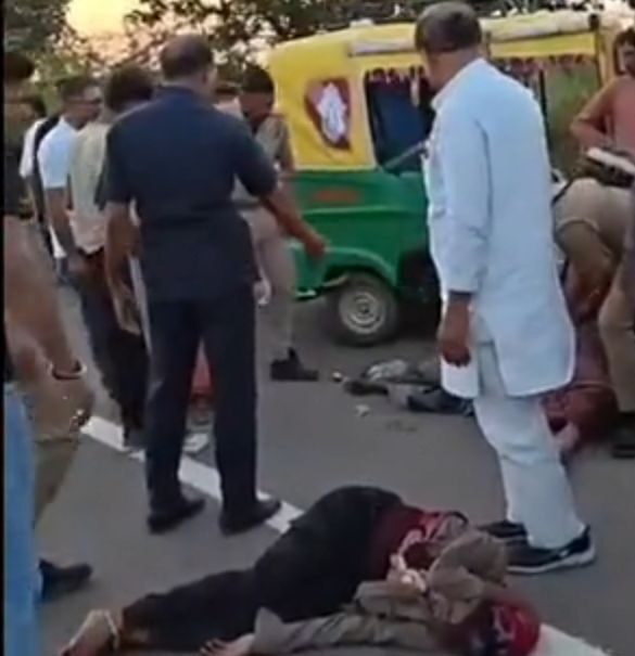 जालौन के उकासा मोड़ पर एंबुलेंस हादसे के बाद घायलों की मदद करते कालपी विधायक विनोद चतुर्वेदी,जालौन एंबुलेंस हादसा, जालौन सड़क दुर्घटना, उरई सड़क हादसा, उकासा मोड़ एक्सीडेंट, चमारी टोल प्लाजा हादसा, आटा थाना क्षेत्र दुर्घटना, शव लेकर जा रही एंबुलेंस का एक्सीडेंट, एंबुलेंस ऑटो की टक्कर, एंबुलेंस मोपेड हादसा, सड़क हादसे में आठ घायल, धर्मेंद्र गंभीर घायल, मेडिकल कॉलेज उरई, कालपी विधायक विनोद चतुर्वेदी, चंद्रकांत दुबे उरई रिपोर्ट, आटा थाना प्रभारी अभिलाष मिश्रा, अहमदाबाद से सुल्तानपुर जा रही एंबुलेंस, जालौन की ताजा खबर, उरई न्यूज, उत्तर प्रदेश सड़क हादसा, जिला जालौन, प्रदेश उत्तर प्रदेश, खबर श्रेणी सड़क दुर्घटना,Jalaun ambulance accident, Orai road accident, Ukasa Mod accident, Chamari Toll Plaza accident, Ata police station Jalaun, ambulance collides with auto and moped, eight injured in Jalaun accident, Kalpi MLA Vinod Chaturvedi, Government Medical College Orai, Ahmedabad to Sultanpur ambulance, Uttar Pradesh accident news, Jalaun latest news, road accident report Orai, district Jalaun, state Uttar Pradesh, news category road accident,जालौन के उकासा मोड़ पर एंबुलेंस हादसा, सड़क पर घायल लोगों की मदद करते कालपी विधायक विनोद चतुर्वेदी, एंबुलेंस की टक्कर से पलटा ऑटो, जालौन सड़क दुर्घटना में आठ घायल, मेडिकल कॉलेज उरई में भर्ती घायल, चमारी टोल प्लाजा के पास सड़क हादसा,Jalaun Ukasa Mod ambulance accident, Kalpi MLA Vinod Chaturvedi helping injured people, ambulance collision with auto and moped, eight injured in Orai road accident, injured people after accident near Chamari Toll Plaza,#JalaunNews, #OraiNews, #RoadAccident, #AmbulanceAccident, #VinodChaturvedi, #UttarPradeshNews, #MedicalCollegeOrai, #जालौन, #उरई, #सड़कहादसा, #एंबुलेंसहादसा, #कालपीविधायक, #विनोदचतुर्वेदी, #उत्तरप्रदेशसमाचार, #स्थानीयसमाचार,