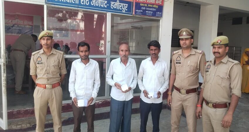 बीएसएनएल टावर का कबाड़ बेचने के नाम पर 30 हजार की ठगी, बांदा के तीन आरोपी गिरफ्तार 5 हमीरपुर के राठ में बीएसएनएल टावर का कबाड़ बेचने के नाम पर ठगी के आरोपियों को गिरफ्तार करती पुलिस,हमीरपुर ठगी मामला, राठ में कबाड़ ठगी, बीएसएनएल टावर कबाड़ मामला, राठ पुलिस गिरफ्तारी, तीन आरोपी गिरफ्तार, कबाड़ी से 30 हजार की ठगी, 33250 रुपये बरामद, बांदा के आरोपी, राठ कोतवाली समाचार, हमीरपुर क्राइम न्यूज, उत्तर प्रदेश अपराध समाचार,Hamirpur fraud news, Rath police arrest, BSNL scrap fraud, scrap dealer cheated, three accused arrested, 30000 rupees fraud, Banda accused, Uttar Pradesh crime news,,#HamirpurNews #RathNews #BSNL #CrimeNews #UPPolice #हमीरपुर #राठ #ठगी #पुलिसकार्रवाई,