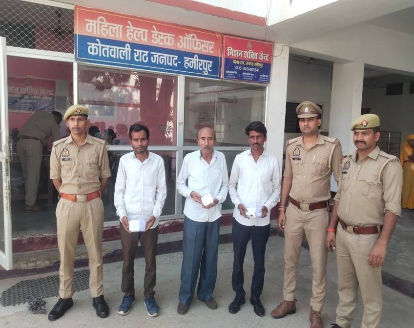 हमीरपुर के राठ में बीएसएनएल टावर का कबाड़ बेचने के नाम पर ठगी के आरोपियों को गिरफ्तार करती पुलिस,हमीरपुर ठगी मामला, राठ में कबाड़ ठगी, बीएसएनएल टावर कबाड़ मामला, राठ पुलिस गिरफ्तारी, तीन आरोपी गिरफ्तार, कबाड़ी से 30 हजार की ठगी, 33250 रुपये बरामद, बांदा के आरोपी, राठ कोतवाली समाचार, हमीरपुर क्राइम न्यूज, उत्तर प्रदेश अपराध समाचार,Hamirpur fraud news, Rath police arrest, BSNL scrap fraud, scrap dealer cheated, three accused arrested, 30000 rupees fraud, Banda accused, Uttar Pradesh crime news,,#HamirpurNews #RathNews #BSNL #CrimeNews #UPPolice #हमीरपुर #राठ #ठगी #पुलिसकार्रवाई,
