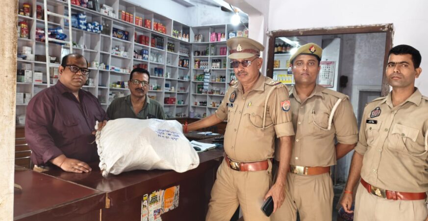 लाइसेंसी की मौत के बाद भी चलता रहा मेडिकल स्टोर 5 कुशीनगर में बिना लाइसेंस मेडिकल स्टोर पर औषधि विभाग का छापा