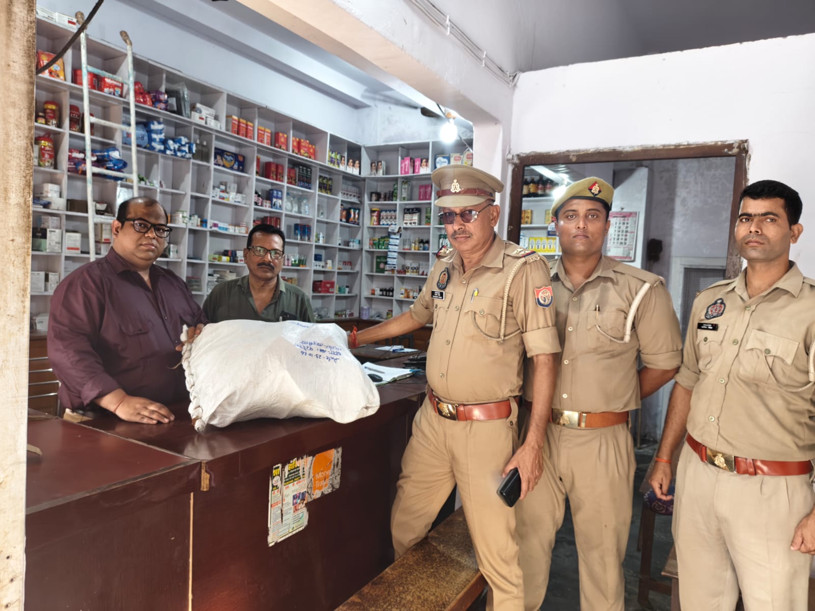 कुशीनगर में बिना लाइसेंस मेडिकल स्टोर पर औषधि विभाग का छापा