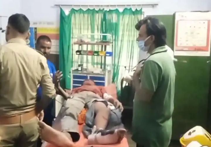 जालौन-बंगरा मार्ग हादसे में घायल मजदूरों का अस्पताल में इलाज