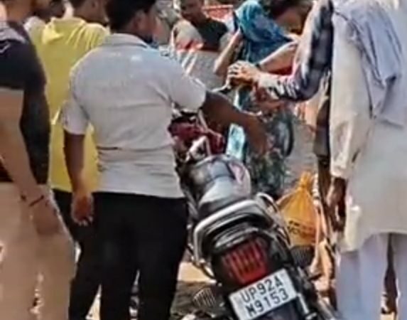 कोंच की उरई रोड पर दो मोटरसाइकिलों की टक्कर
