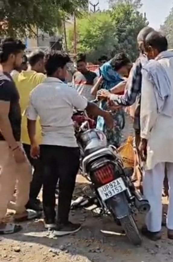 कोंच की उरई रोड पर दो मोटरसाइकिलों की टक्कर
