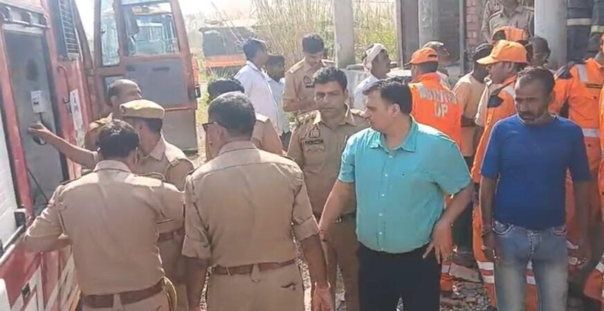 बेसमेंट का मलबा बना काल, दो मजदूरों की मौत 5 उन्नाव में बेसमेंट हादसे के बाद रेस्क्यू ऑपरेशन
