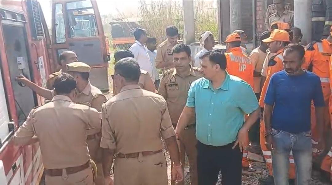 उन्नाव में बेसमेंट हादसे के बाद रेस्क्यू ऑपरेशन