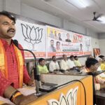 जमीन के नीचे मिले नोटों से भरे तीन ड्रम