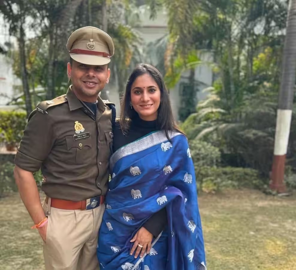 फतेहपुर एसपी आईपीएस अभिमन्यु मांगलिक पत्नी के साथ