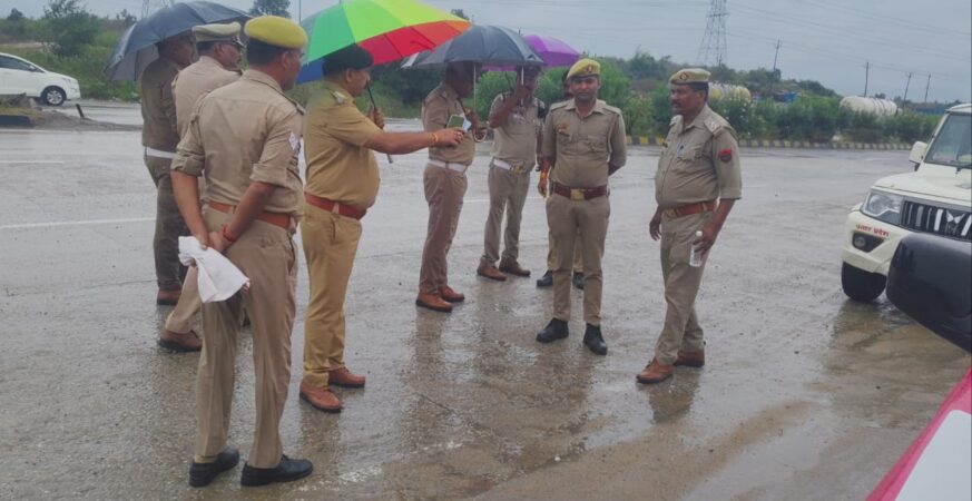 बारिश में हाईवे पर उतरे सीओ, 32 पर मुकदमा 5 बारिश में हाईवे पर जाम खुलवाते सीओ सिटी
