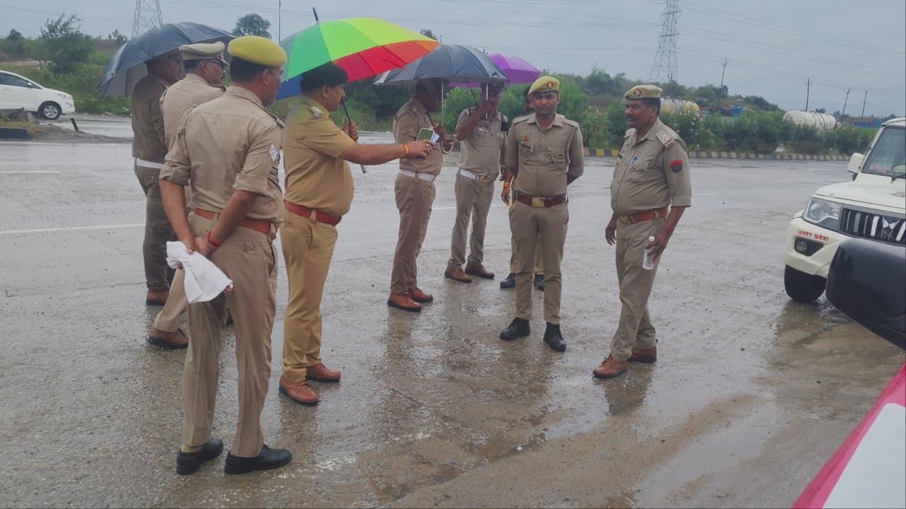 बारिश में हाईवे पर जाम खुलवाते सीओ सिटी