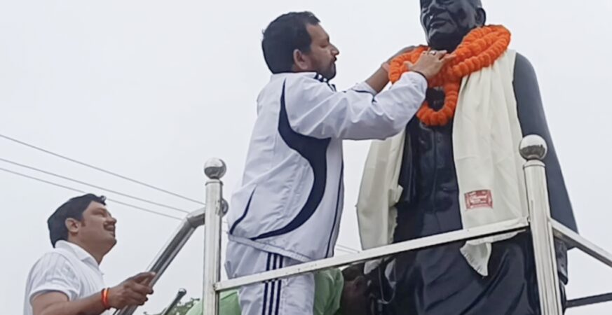 पटेल जयंती पर मनीष मिश्रा ने किया माल्यार्पण 5 सरदार पटेल की प्रतिमा पर माल्यार्पण करते मनीष मिश्रा