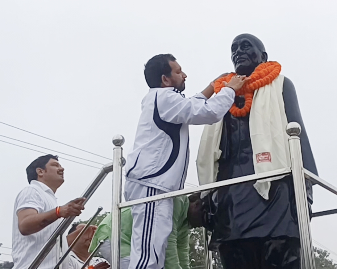 सरदार पटेल की प्रतिमा पर माल्यार्पण करते मनीष मिश्रा